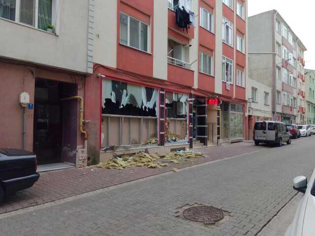 Dedikodulara sinirlenen genç kadın, masaj salonunun camlarını kazmayla paramparça etti