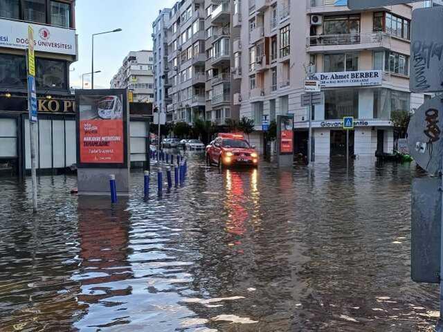 İzmir'de şiddetli yağış ve fırtına, tsunami etkisi yarattı! 2 ilçede deniz taştı, yollar göle döndü