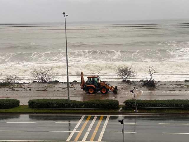 Trabzon'da Dalgalara Kapılan 2 Kişinin Arama Çalışmaları Başlatıldı