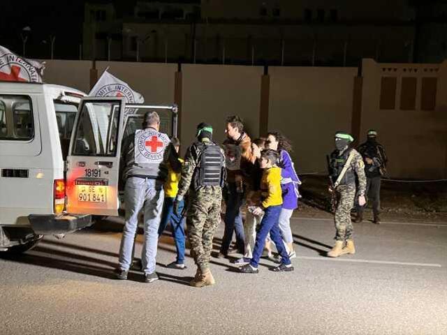 İsrail Güçleri, Filistinli mahkumları serbest bıraktıktan sonra Ramallah'da yüzlerce Filistinliyi gözaltına aldı