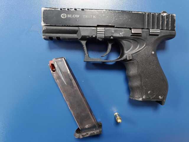 Ruhsatsız tabancasını atıp, kaçtı! Kendisini yakalayan polisin parmağını kırdı