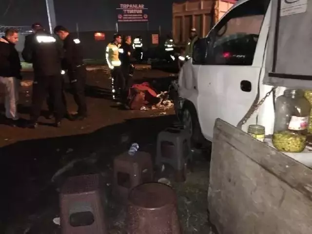 TIR, seyyar köftecideki müşterilerin arasına daldı: 5 yaralı