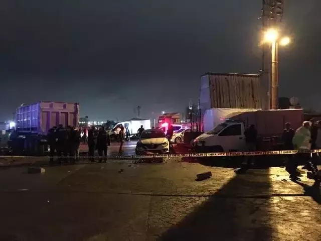 TIR, seyyar köftecideki müşterilerin arasına daldı: 5 yaralı