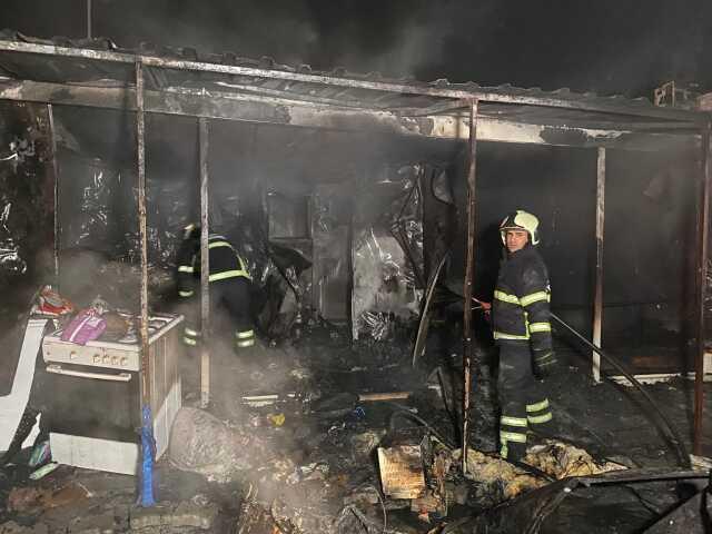 Depremzede ailelerin kaldığı iki konteyner yanarak küle döndü