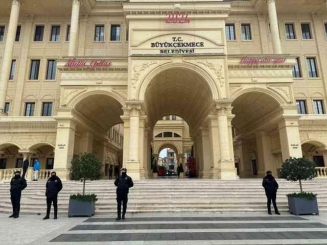 Büyükçekmece Belediye Başkan Yardımcısı Hasan Akkuş, başörtülü yaşlı kadının boğazını sıkıp küfretti