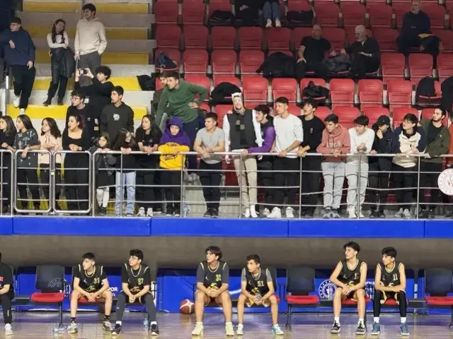 Antrenör, maçlardan men cezası alınca oyuncularına moral olsun diye manken gönderdi