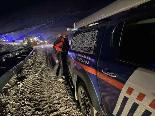 Hakkari-Van kara yolunda minibüsün üzerine çığ düştü: 1 ölü, 4 yaralı