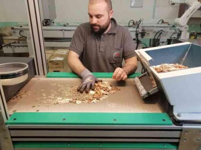 Vatandaş altın için kuyumculara hücum etti, günlük 400 kilo yetmeyince Darphane çift vardiyaya geçti