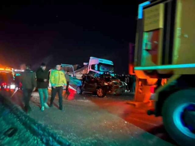 Buzlanan yolda can pazarı! 3 şehirlerarası otobüs, 5 çekici, 6 otomobil birbirine girdi