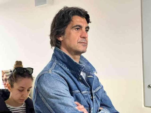 Candan Erçetin sandık görevlisi oldu, aynı okulda Cem Yılmaz oy kullandı