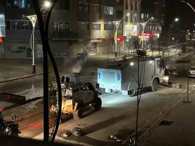 Hakkari'de İzinsiz Yürüyüşe Polis Müdahalesi