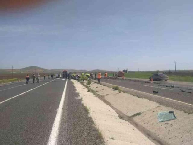 Şanlıurfa'da otomobil ile kamyon çarpıştı! 1'i polis 4 kişi hayatını kaybetti