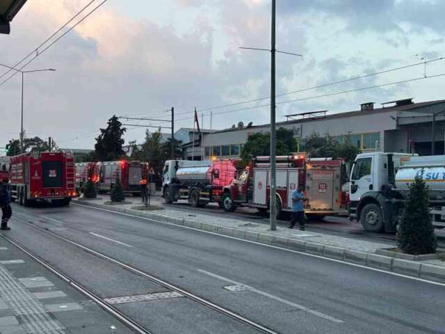 İzmir Çiğli'de kauçuk ve plastik fabrikasında yangın! Ekipler olay yerine sevk edildi