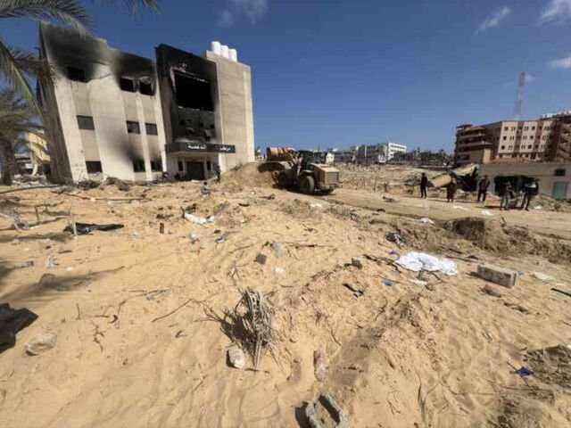 Gazze'de Nasser Hastanesi bahçesindeki toplu mezardan 310 ceset çıkarıldı