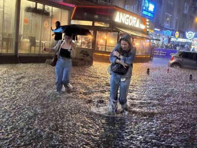 Ankara'yı bir kez daha sağanak vurdu