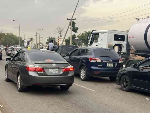 Petrol üreticisi Nijerya'da yakıt krizi! Benzinliklerde uzun kuyruklar oluştu