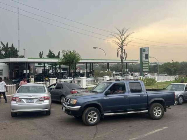 Petrol üreticisi Nijerya'da yakıt krizi! Benzinliklerde uzun kuyruklar oluştu