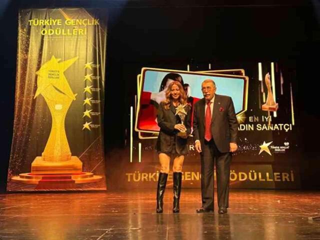 Türkiye Gençlik Ödül Törenin'de Haberler.com'a özel ödül