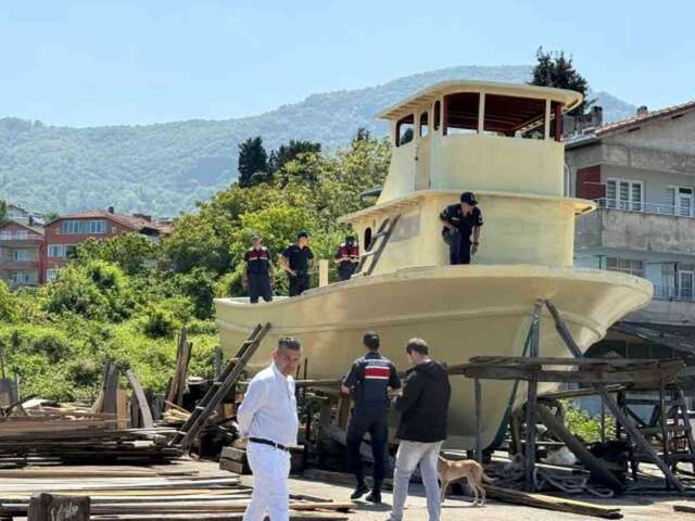 Teslim almaya geldikleri tekneden cansız bedenleri çıktı! Ateş yakıp uyuyan 2 arkadaş karbonmonoksit gazından zehirlendi