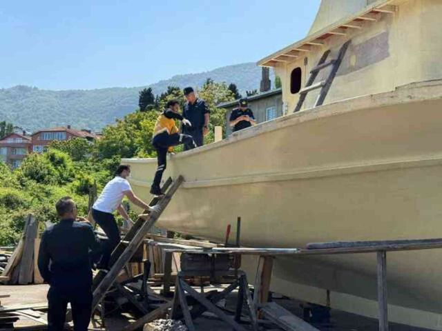 Teslim almaya geldikleri tekneden cansız bedenleri çıktı! Ateş yakıp uyuyan 2 arkadaş karbonmonoksit gazından zehirlendi