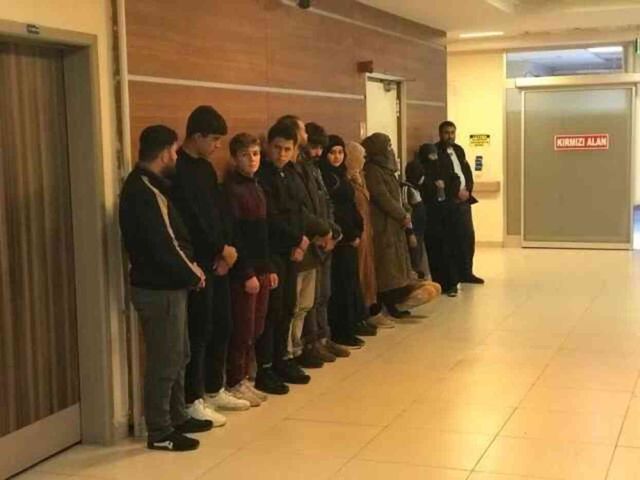 Edirne'de 'dur' ihtarına uymayan otomobilin içinden 17 kişi çıktı