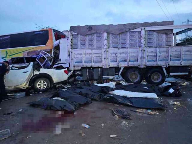 Mersin'de katliam gibi trafik kazası: 10 kişi öldü, 30 kişi yaralandı