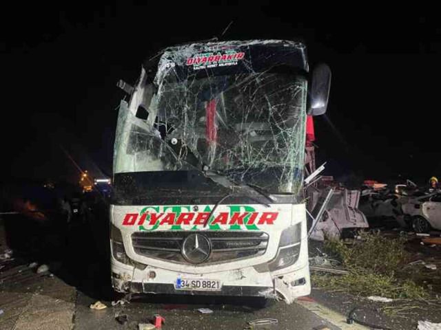 Mersin'de katliam gibi trafik kazası: 10 kişi öldü, 30 kişi yaralandı