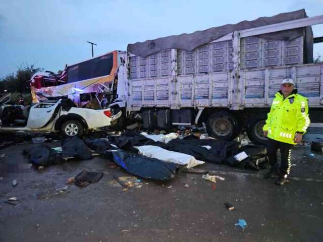 Mersin'de katliam gibi trafik kazası: 10 kişi öldü, 30 kişi yaralandı