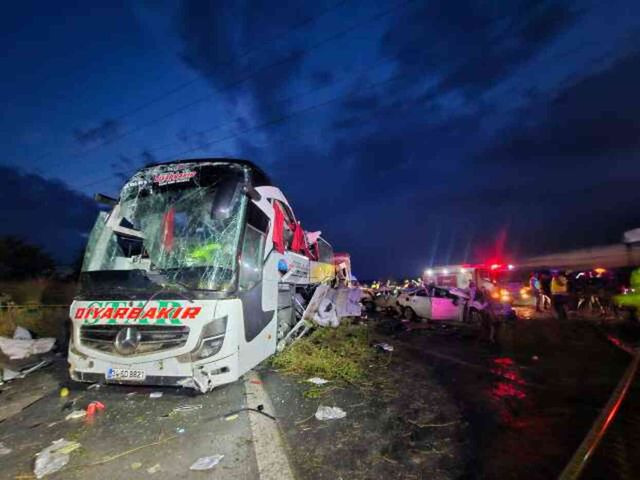 Mersin'de katliam gibi trafik kazası: 10 kişi öldü, 30 kişi yaralandı