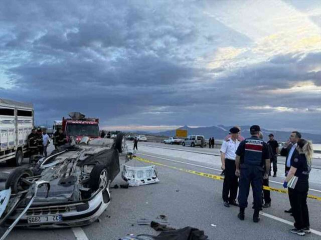 Burdur'da kamyonet ile otomobil çarpıştı: 3 ölü, 2 yaralı