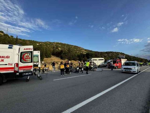 Burdur'da kamyonet ile otomobil çarpıştı: 3 ölü, 2 yaralı