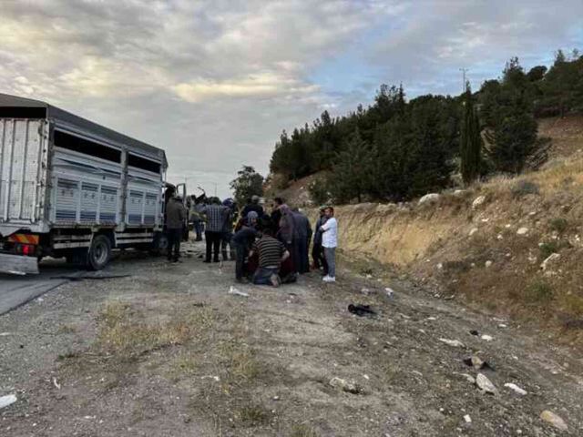 Burdur'da kamyonet ile otomobil çarpıştı: 3 ölü, 2 yaralı