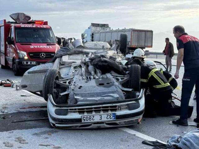 Burdur'da kamyonet ile otomobil çarpıştı: 3 ölü, 2 yaralı