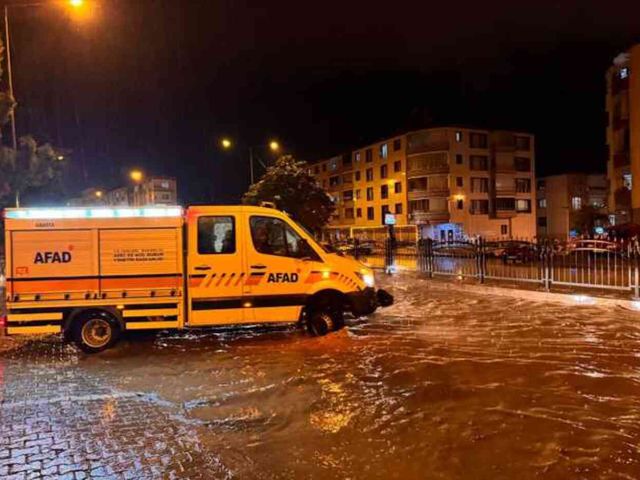 Meteoroloji'nin sarı kodla uyardığı 7 kent, sağanağa teslim oldu