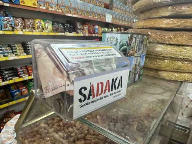 60 bin liralık ürün çalıp sadaka kutusunu almadı! Market sahibinden hırsıza 'Teşekkür'