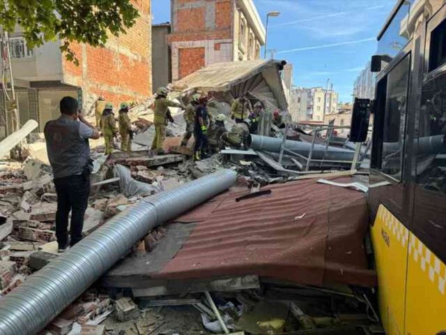 Pazar sabahı korkunç olay! İstanbul'da çöken 3 katlı binadan ilk görüntüler geldi