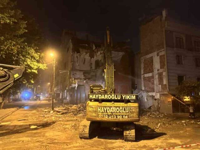 Küçükçekmece'de çöken binanın yanında bulunan 3 katlı bina yıkılıyor