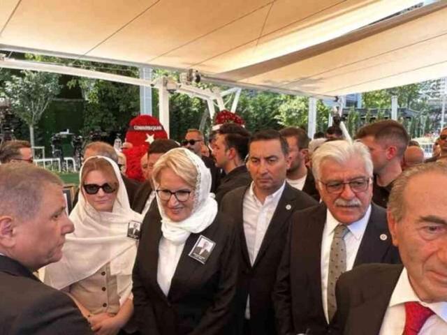 Uzun bir süre sonra ilk kez görüntülenen Meral Akşener, yeni saçıyla ortaya çıktı