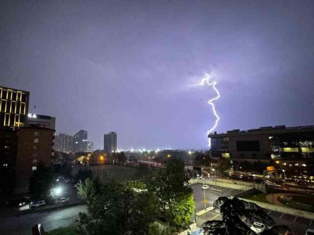 Şimşekler geceyi aydınlattı! Ankara, sağanak yağışa teslim oldu