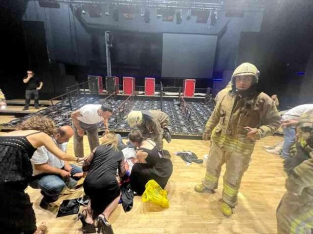 Şişli'de mezuniyet töreninde dev ekran öğrencilerin üzerine düştü