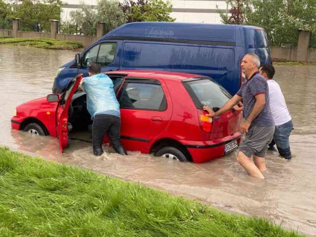Şiddetli yağış başkenti felç etti! Sokaklar göle döndü, araçlar suya gömüldü