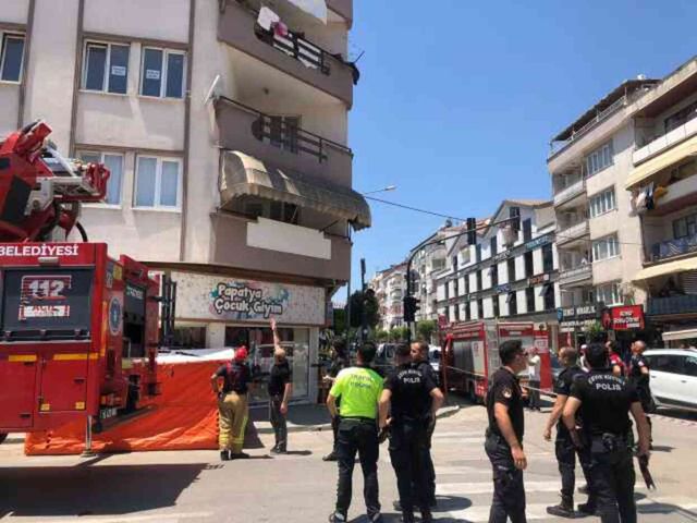 Ağabeyini sırtından bıçaklayan genç, kendisine de harakiri yaptı