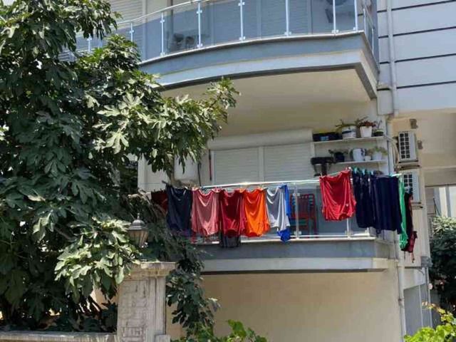 Balkonda asılı kadın iç çamaşırlarını çalan hırsız apartmanın başına dert oldu