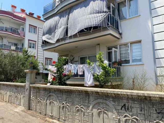 Balkonda asılı kadın iç çamaşırlarını çalan hırsız apartmanın başına dert oldu