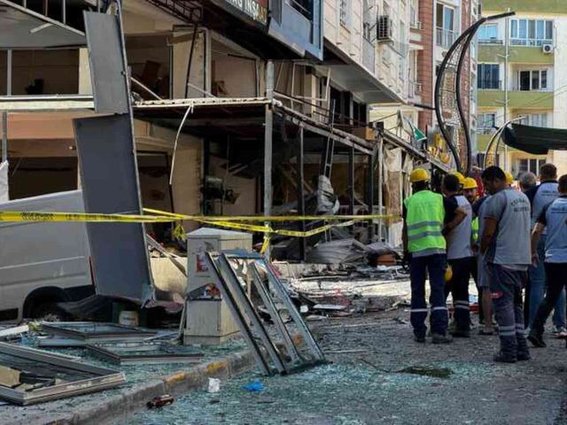 İzmir'deki doğal gaz patlamasından ilk görüntüler! Ortalık resmen savaş alanına döndü