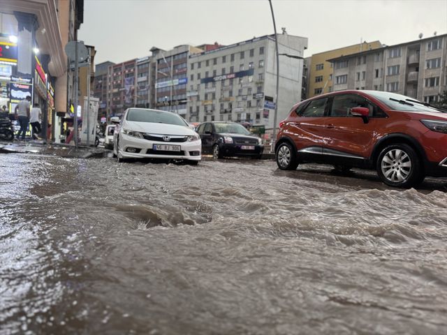 Erzurum'da Şiddetli Sağanak Yolları Sular Altında Bıraktı