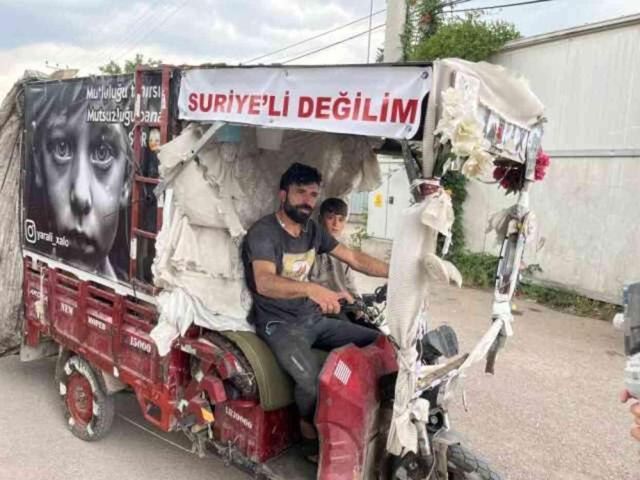 Saldırıya uğramaktan korkan kağıt toplayıcısı motosikletine 'Suriyeli değilim' yazdı