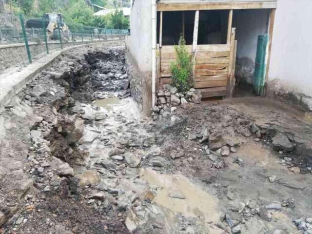 Şiddetli sağanak sele neden oldu! Derelerin taşıp köylerin su bastığı ilde 1 kişi kayıp