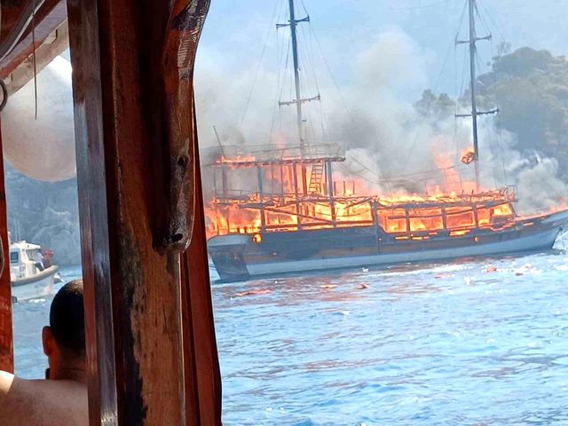 Muğla Marmaris'te gezi teknesinde yangın! Yaralılar var