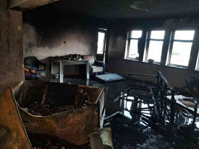 Evini alev alev yakıp jiletle kendisine zarar verdi! Öfkeli komşular linç etmek istedi